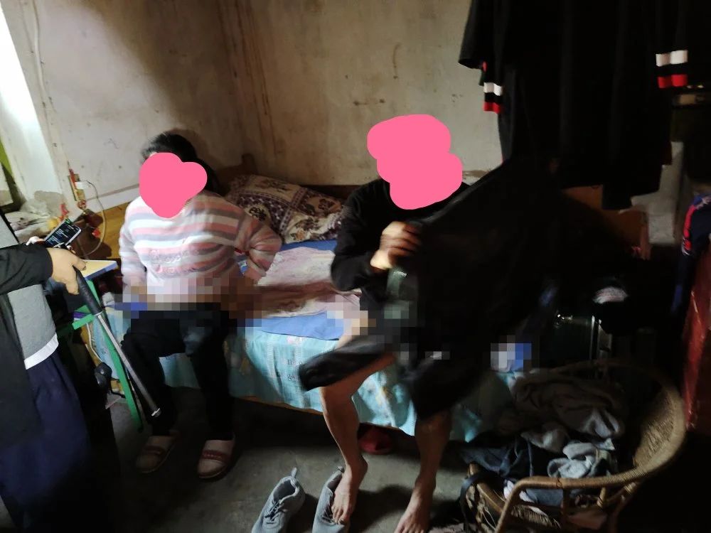 宜宾1男1女在出租屋内卖淫嫖娼，当场被抓！-1.jpg