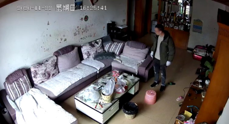 【监控曝光】宜宾一男子戴白手套，在居民家中四处翻找！-3.png