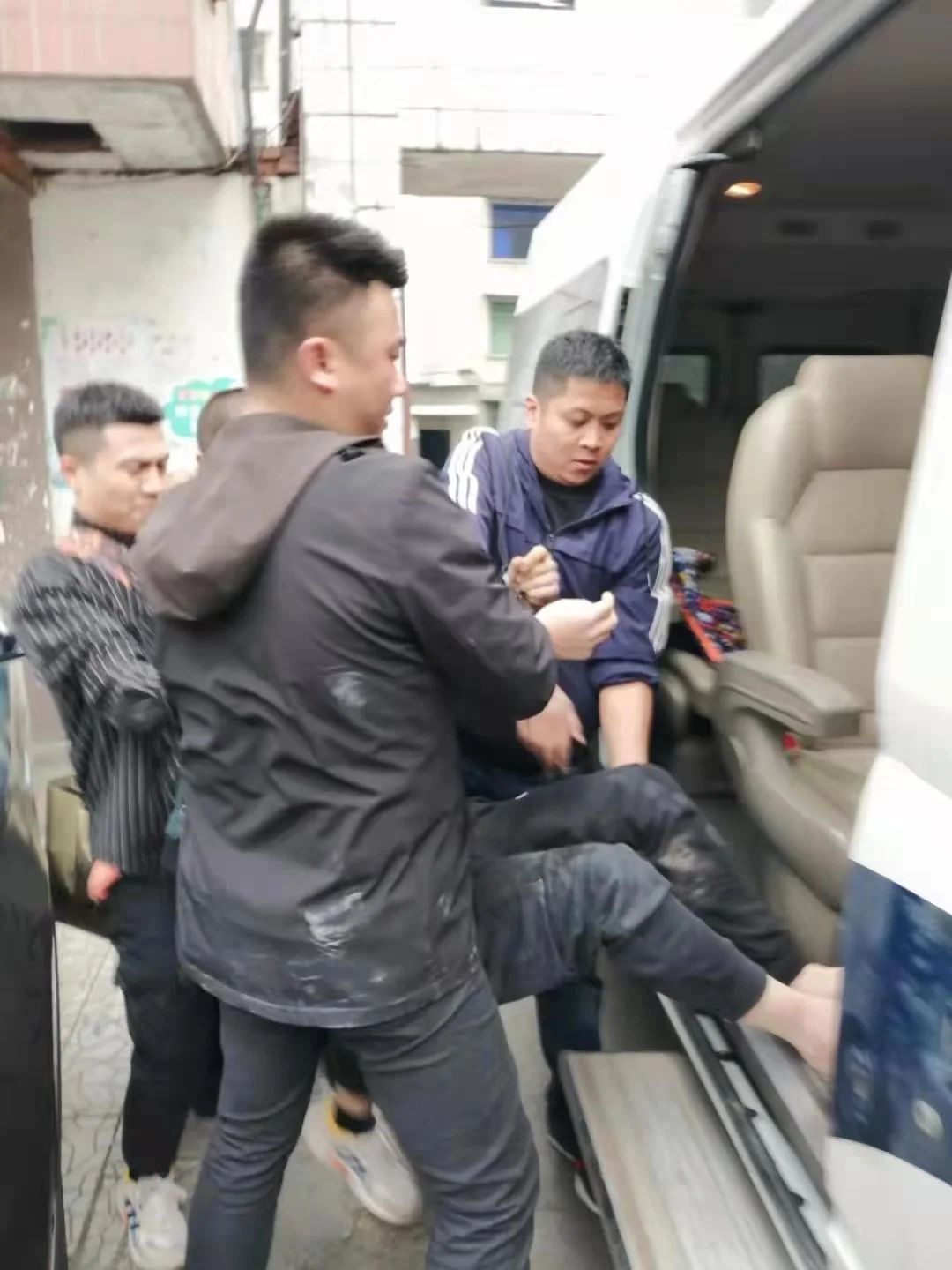 【监控曝光】宜宾一男子戴白手套，在居民家中四处翻找！-4.jpg