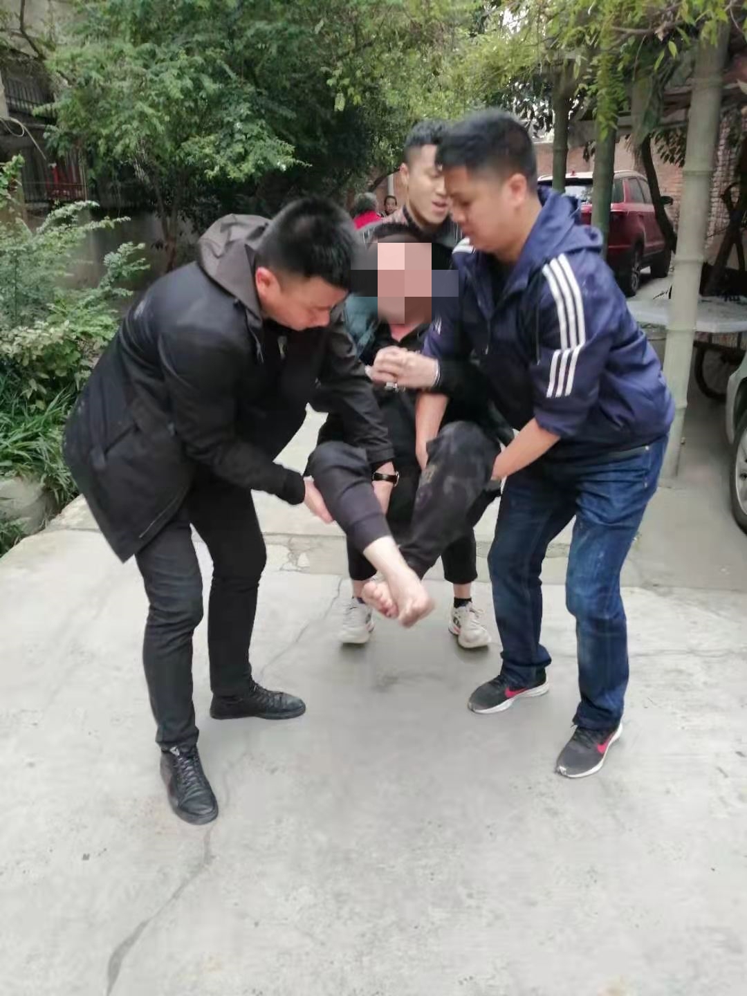 【监控曝光】宜宾一男子戴白手套，在居民家中四处翻找！-5.jpg
