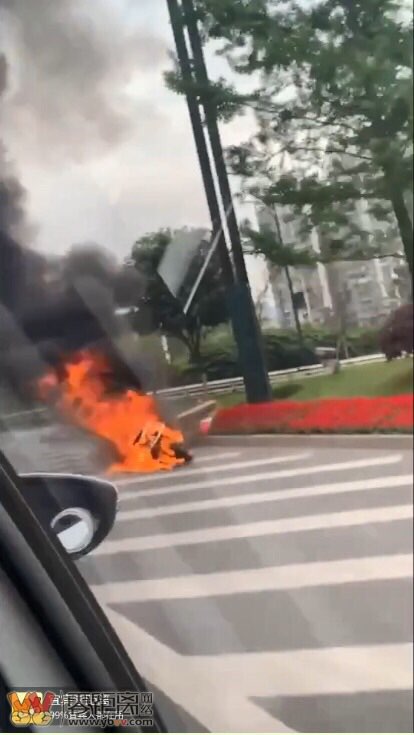 中坝桥南桥头一辆两轮燃起来了，火有点大，看样子只剩光架架了！-2.jpg