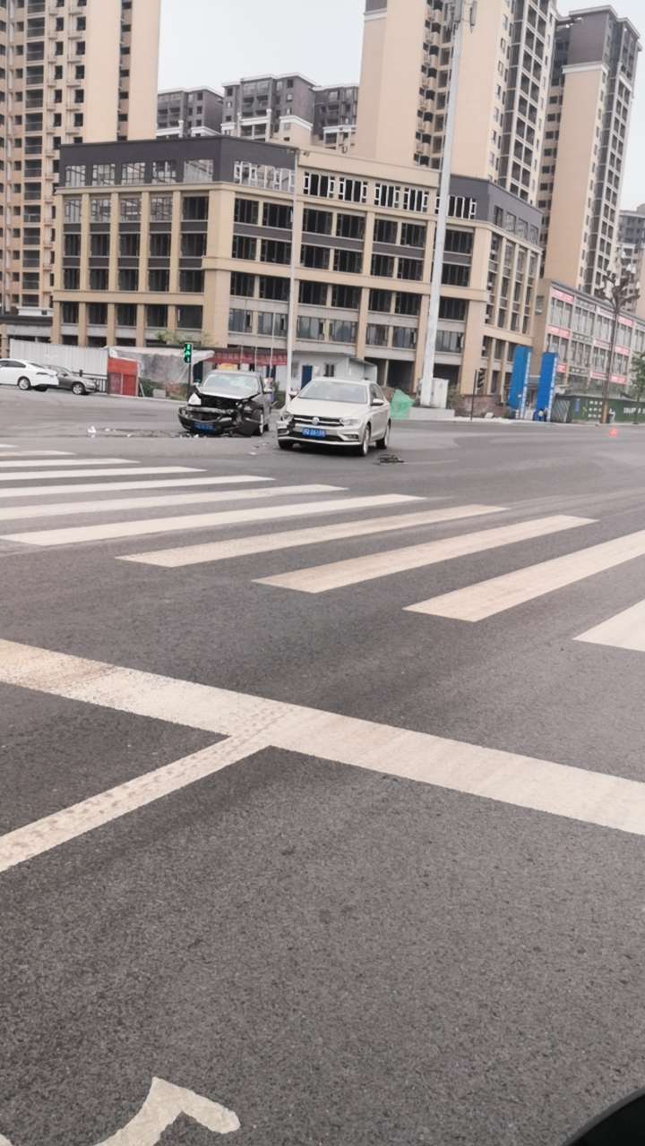 上江北红坝路突发车祸！满地的机油，车头撞的稀烂！日产车完败…-1.jpg