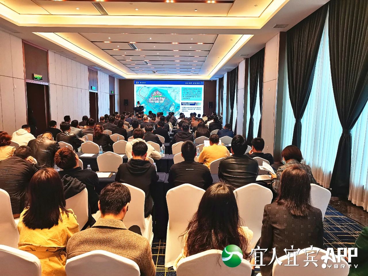 总投资180亿元！宜宾推出智慧停车场、安置房等33个项目！-1.jpg