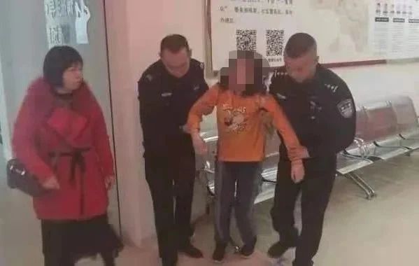 宜宾一女子和男友闹矛盾，欲跳河轻生，民警紧急救援！-2.jpg