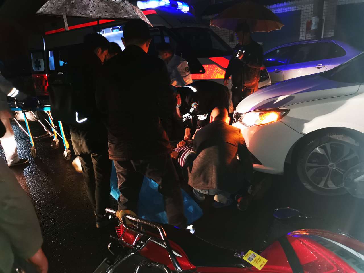 突发！柏溪江凹口发生一起交通事故，摩托车与小车相撞！-1.jpg