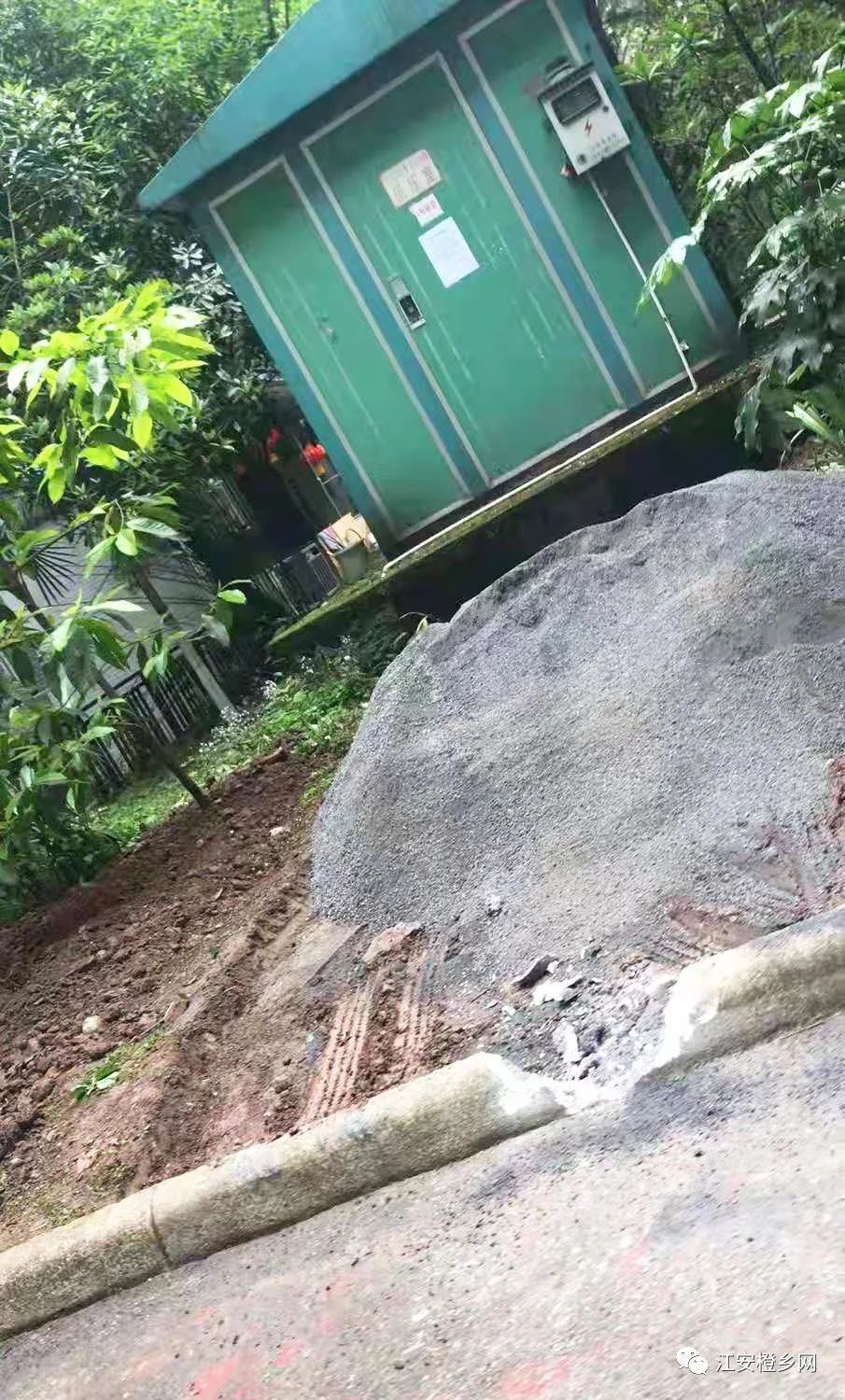 宜宾一小区未经批准将绿化带改为车位，物业称管不了！-5.jpg