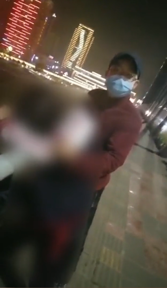 成功解救！中坝桥一女子欲跳江轻生！被发现时双脚迈上栏杆，头朝向江中…-1.png