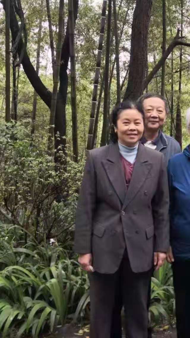 寻人启事！照片中女性老人，身着桔黄色上衣，手提一红袋子，有老年痴呆！-1.jpg