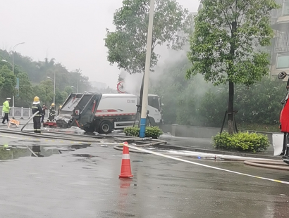 南溪一车撞向绿化带，冒出白烟！消防队、交警已到现场！-1.png