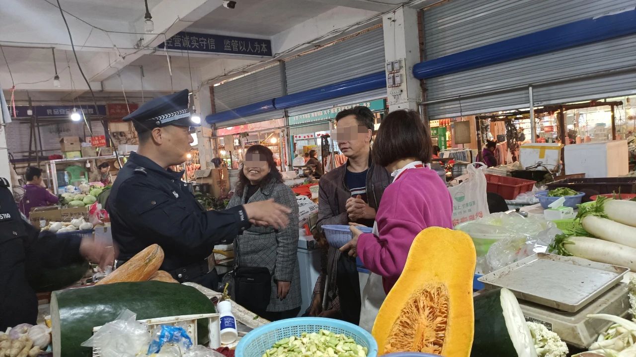 被逮了！宜宾一中年女子在菜市场鬼鬼祟祟，趁摊主不备盗走现金！-2.jpg