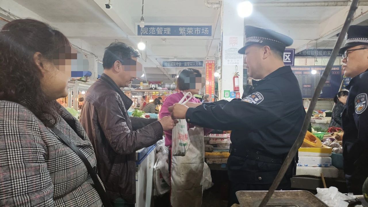 被逮了！宜宾一中年女子在菜市场鬼鬼祟祟，趁摊主不备盗走现金！-1.jpg