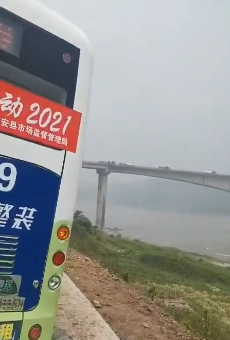 警情通报！宜宾一公交车撞到路灯电桩，事故造成7人受伤！事故原因调查中！-4.png
