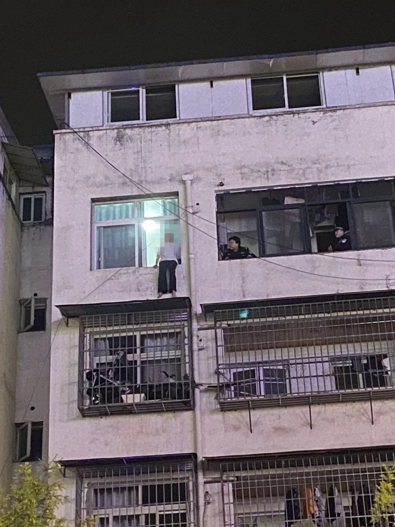 紧急救援！宜宾一女子欲跳楼轻生，坐在窗户外，双脚悬空…-1.jpg