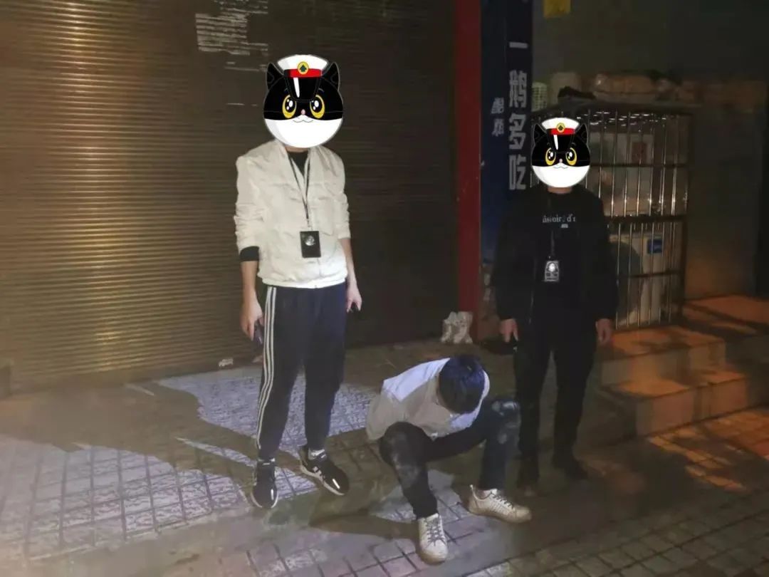 宜宾一男子在火锅店偷东西，结果逃跑时被民警追吐了！-1.jpg