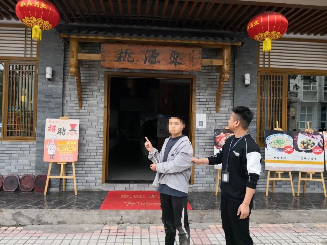 宜宾一男子在火锅店偷东西，结果逃跑时被民警追吐了！-3.jpg