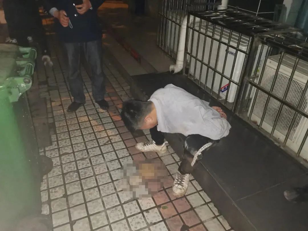 宜宾一男子在火锅店偷东西，结果逃跑时被民警追吐了！-2.jpg