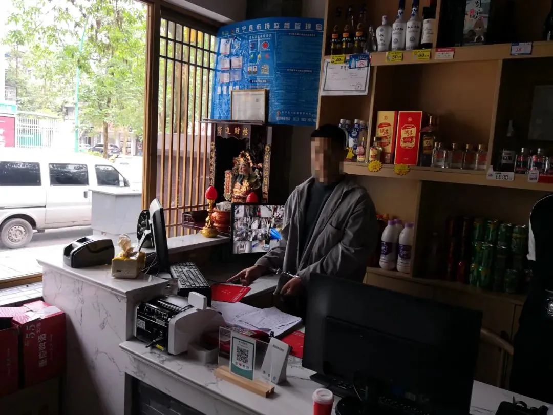 宜宾一男子在火锅店偷东西，结果逃跑时被民警追吐了！-4.jpg