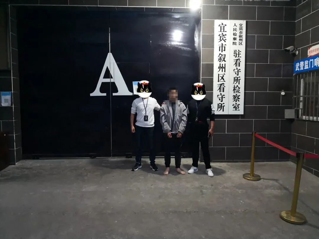 宜宾一男子在火锅店偷东西，结果逃跑时被民警追吐了！-7.jpg