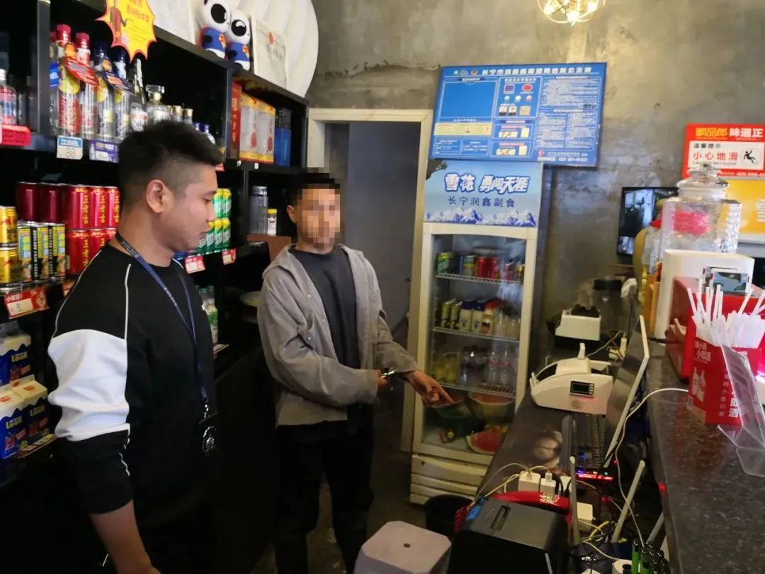 宜宾一男子在火锅店偷东西，结果逃跑时被民警追吐了！-6.jpg
