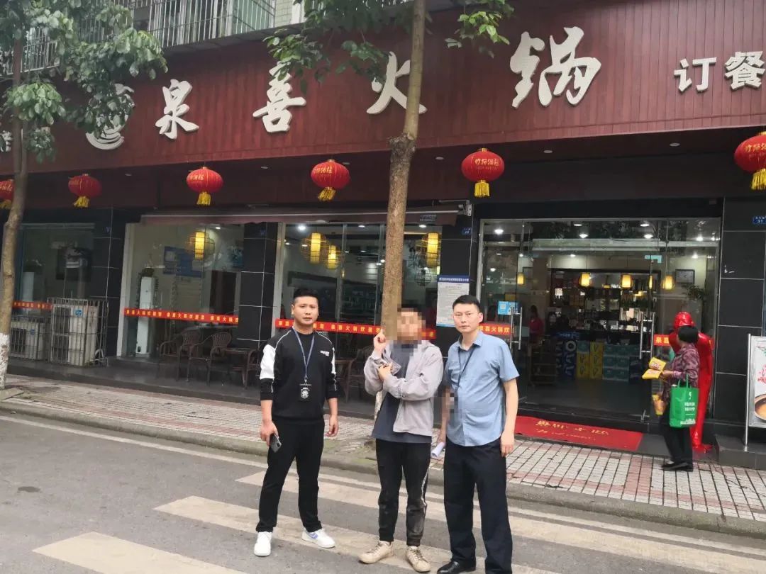 宜宾一男子在火锅店偷东西，结果逃跑时被民警追吐了！-5.jpg