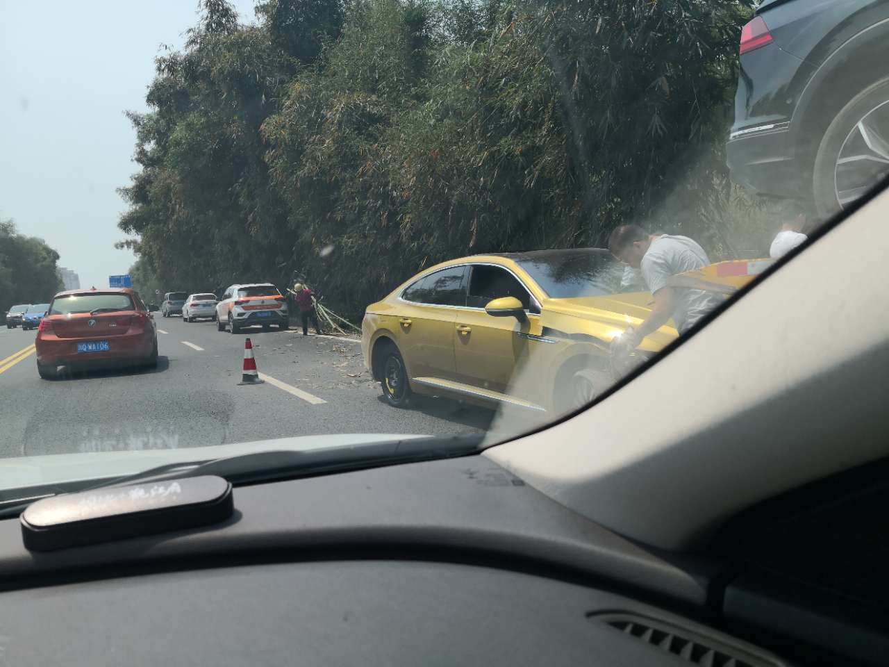 宜长路，宋家工业园区旁发生车祸，多车受损！-3.jpg