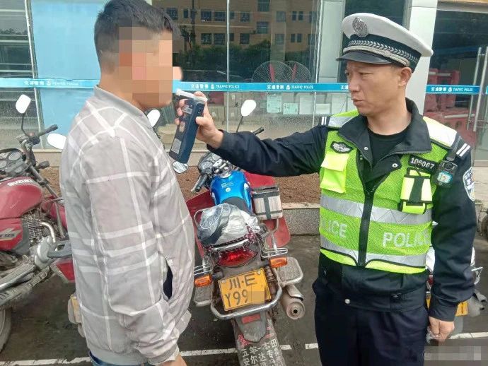 宜宾一男子酒驾被逮！吊销驾驶证，被拘留！-1.jpg