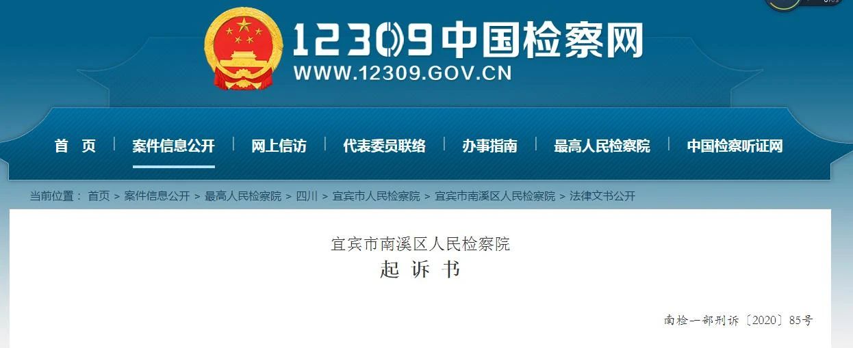 宜宾一男子开拖拉机闯红灯，撞上摩托车！1人当场死亡！-1.jpg