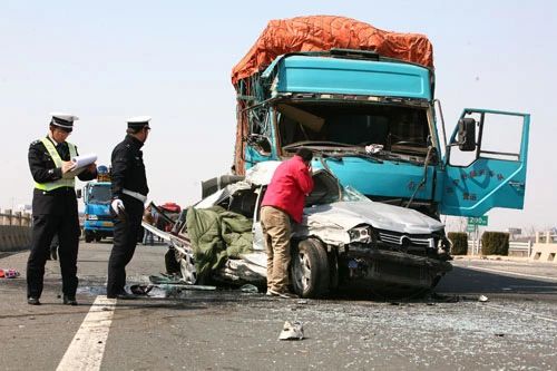 宜宾一男子开拖拉机闯红灯，撞上摩托车！1人当场死亡！-2.jpg
