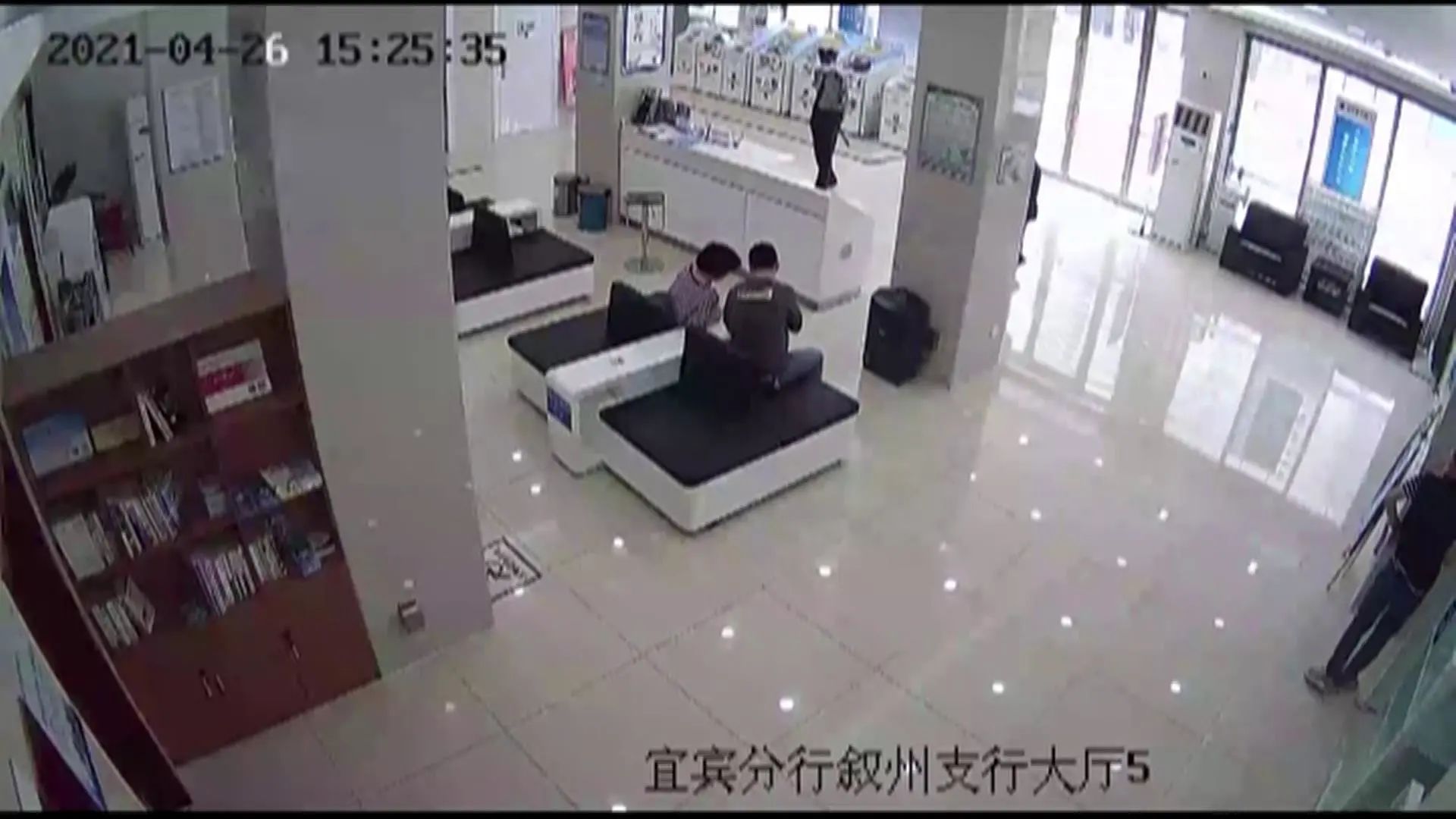 警惕！有骗子利用“借呗”进行电信诈骗，宜宾一女子差点被骗7500元！-8.jpg