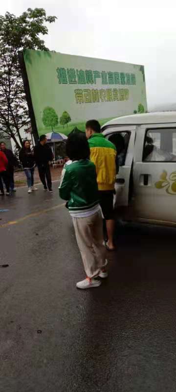 下雨慢行，隆兴突发两车碰撞现场-1.jpg