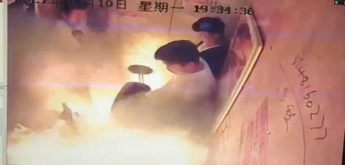 成都一小区电梯内电瓶车爆燃，致6人受伤！包括一名婴儿！-1.jpeg