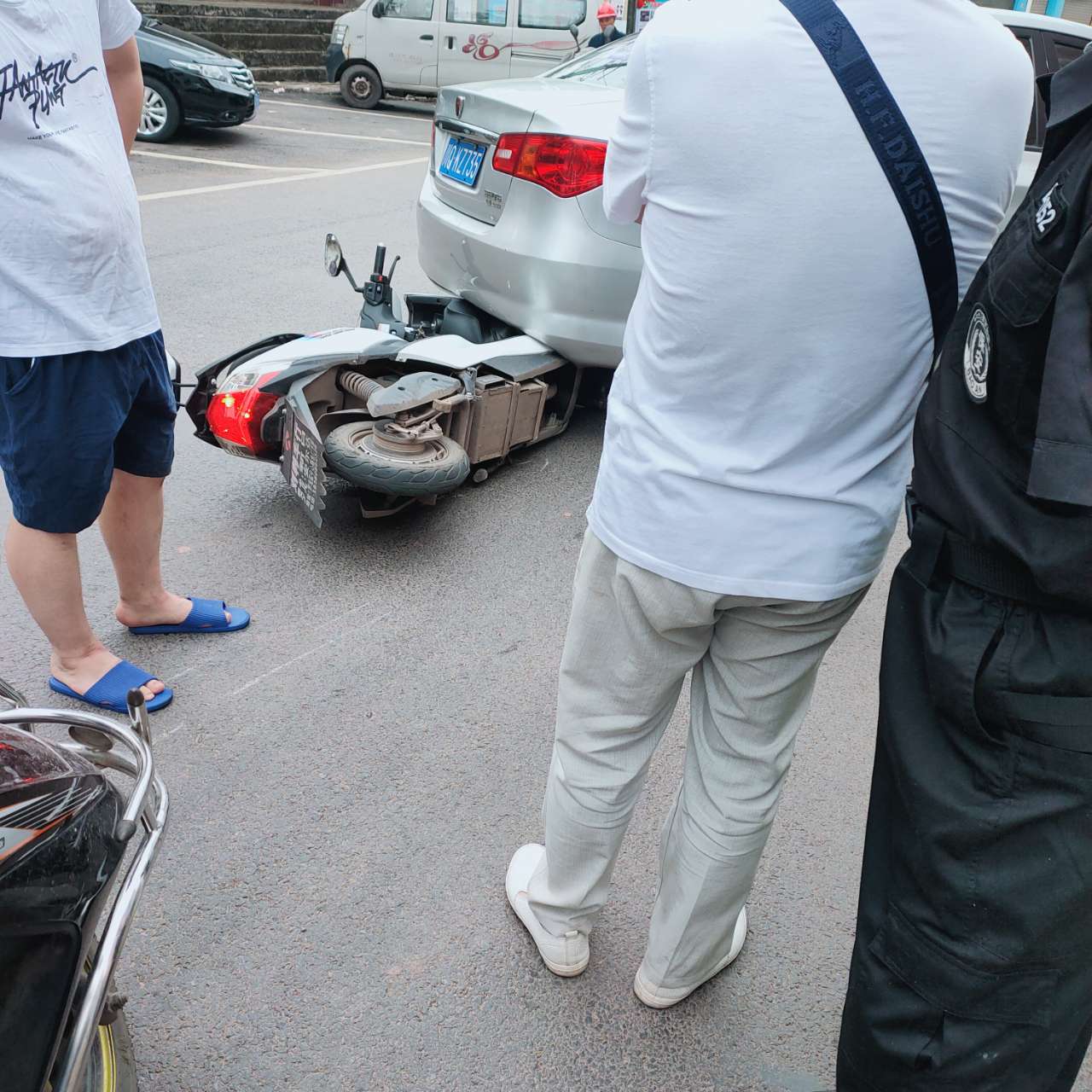 南溪罗龙街道工商银行门前，一电瓶摩托车钻到小车底下！-1.jpg