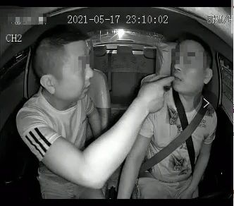 监控视频曝光！宜宾一出租车司机，被疑似醉酒乘客打了！事情详细...-3.jpg