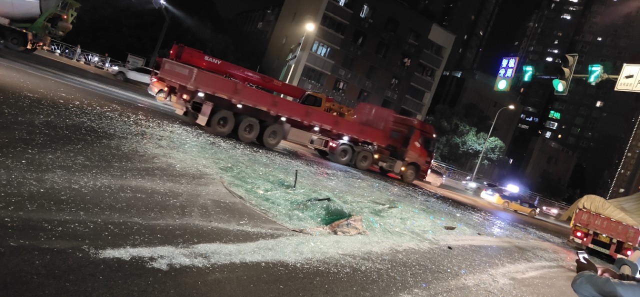 突发！长江桥头运玻璃的货车出车祸了！一条路都是玻璃渣渣！-2.jpg