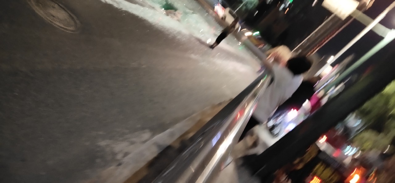 突发！长江桥头运玻璃的货车出车祸了！一条路都是玻璃渣渣！-4.jpg