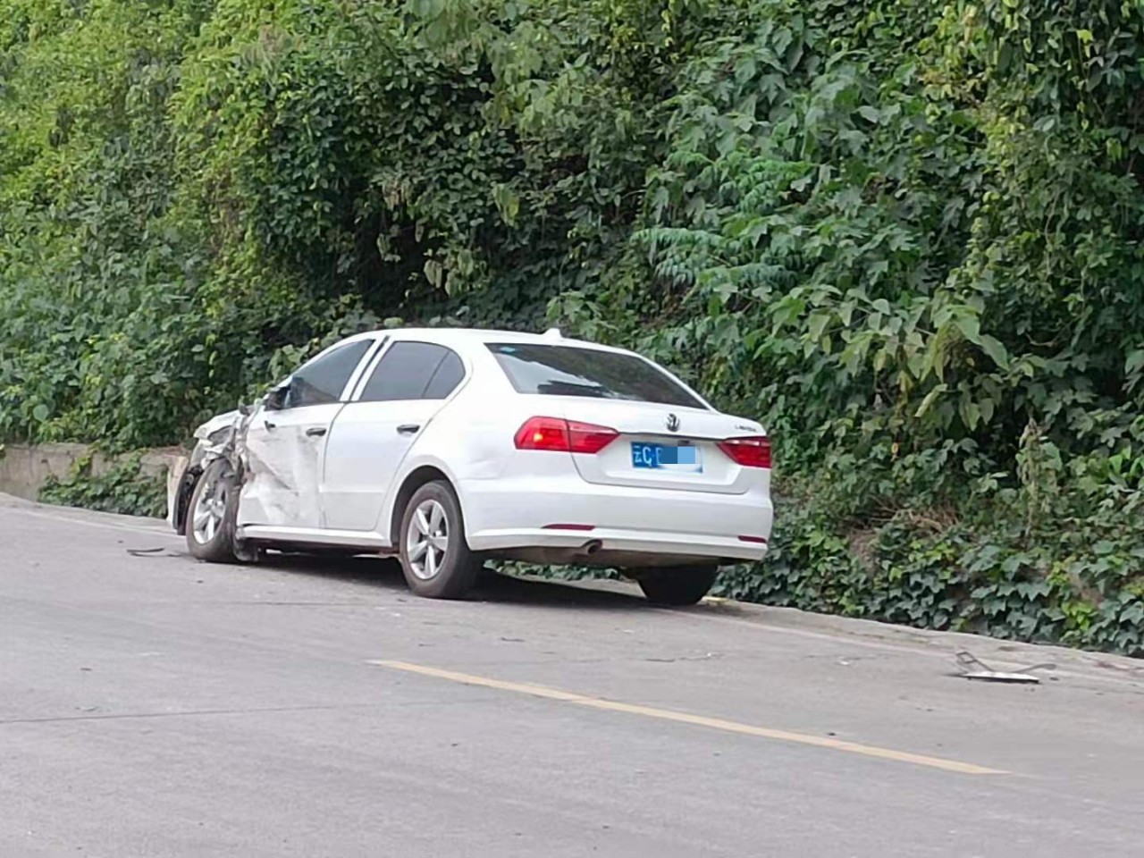 向家坝快速通道两架碰碰车，开车真嘞要慢点！-2.jpg