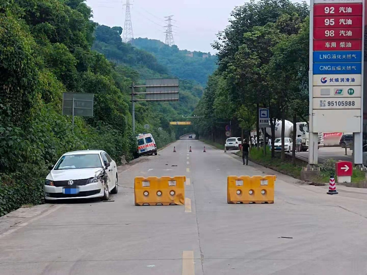 向家坝快速通道两架碰碰车，开车真嘞要慢点！-1.jpg