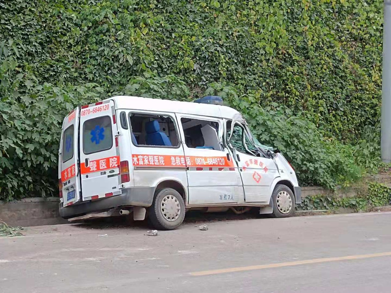 向家坝快速通道两架碰碰车，开车真嘞要慢点！-3.jpg