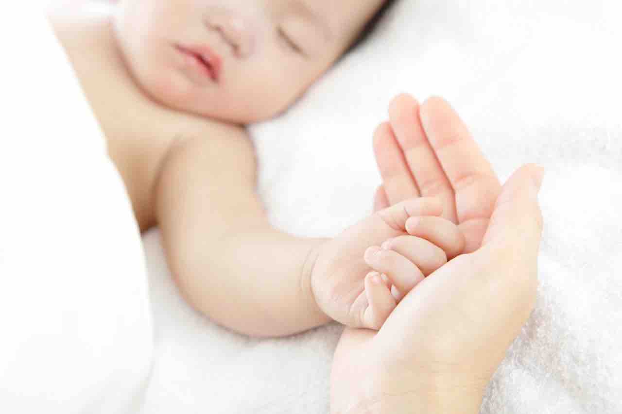 为何实施三孩生育政策？结婚的少，生育的少，生孩子晚-1.jpg