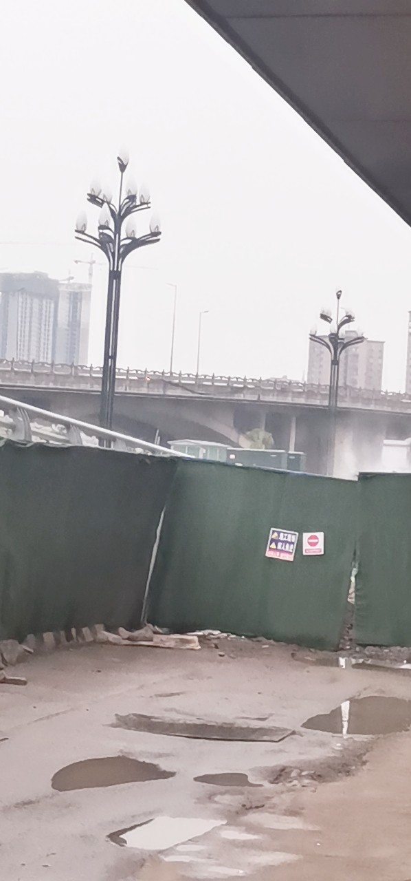 今天下午5点40左右一个孕妇想跳河，被几个交警救起！-1.jpg
