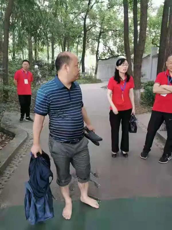 【正能量】宜宾考生身份证、准考证落进池塘，领队教师迅速跳水打捞…-1.jpg