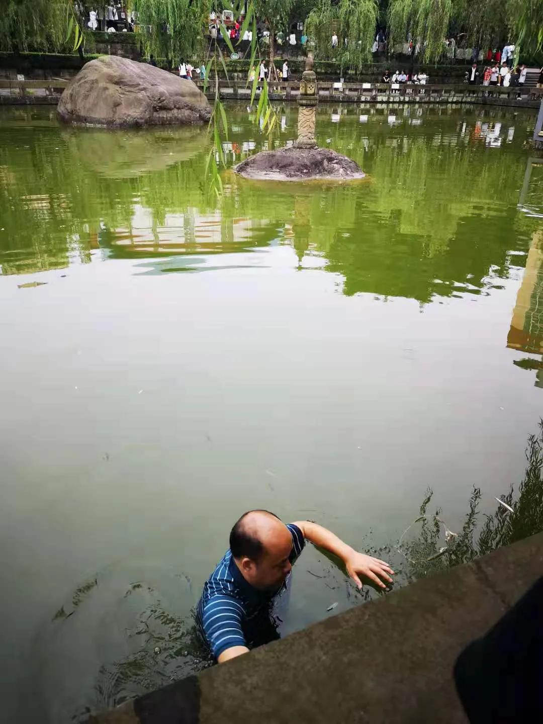 【正能量】宜宾考生身份证、准考证落进池塘，领队教师迅速跳水打捞…-3.jpg