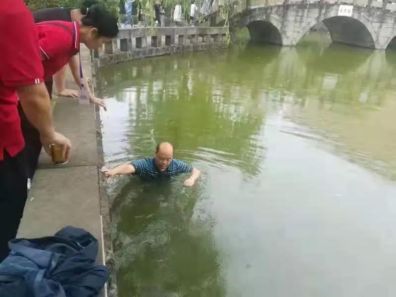 【正能量】宜宾考生身份证、准考证落进池塘，领队教师迅速跳水打捞…-2.jpg