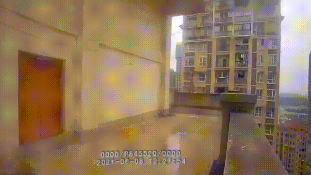 宜宾一女子欲跳楼轻生！在天台边缘行走，生死瞬间，警民合力营救！-2.gif