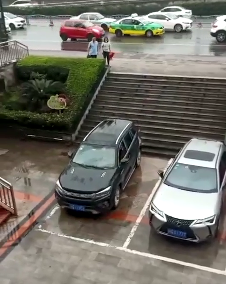 牛逼！宜宾一轿车直接“下楼梯”，还停在了车位上！-2.png