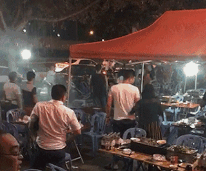 宜宾一烧烤店两帮人打架，拿酒瓶砸头部…-2.png