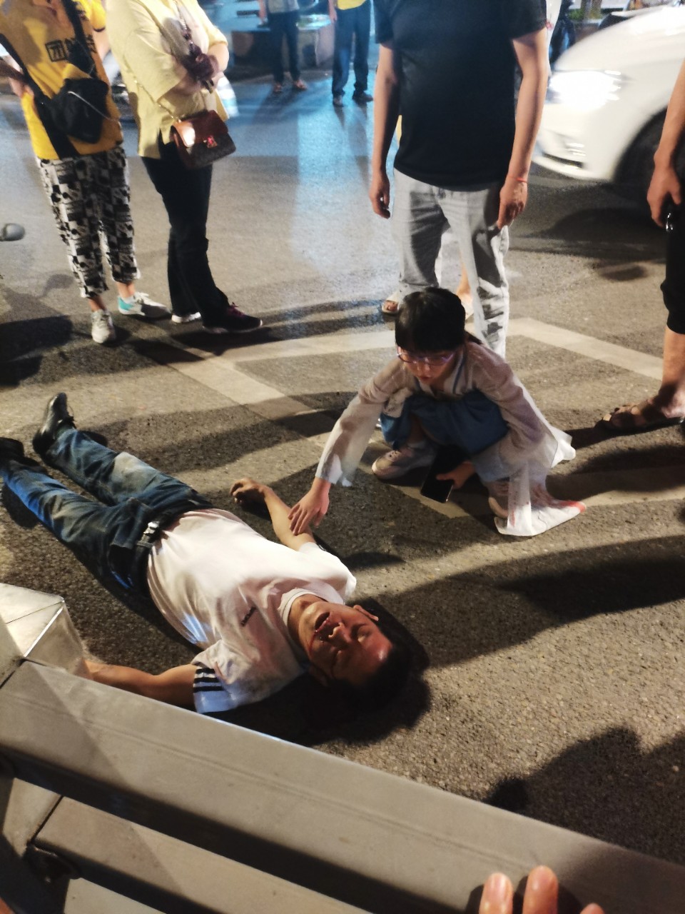 父亲节当天，父亲带着女儿发生车祸，昏迷不醒！热心群众骑车带来120急救医生！-1.jpg