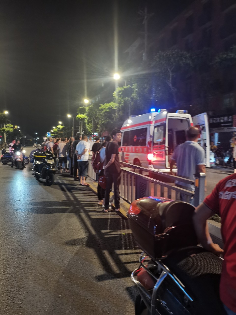 父亲节当天，父亲带着女儿发生车祸，昏迷不醒！热心群众骑车带来120急救医生！-4.jpg