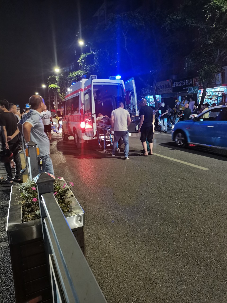 父亲节当天，父亲带着女儿发生车祸，昏迷不醒！热心群众骑车带来120急救医生！-3.jpg
