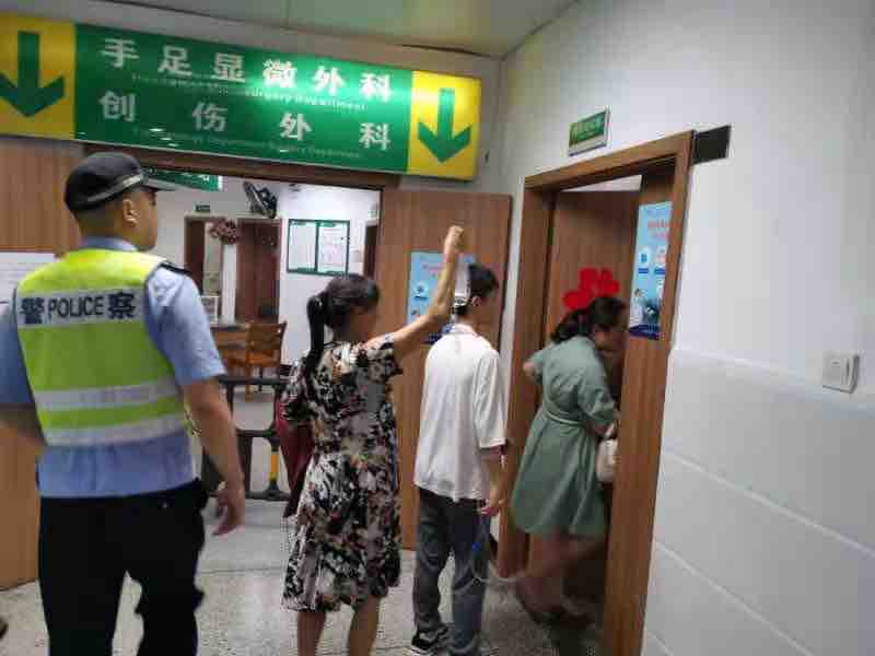 宜宾一学生被玻璃划破手臂动脉，血流不止！高速交警紧急护送！-1.jpg